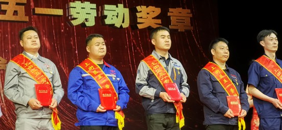 祝賀我公司員工趙國(guó)華同志榮獲上街區(qū)五一勞動(dòng)獎(jiǎng)?wù)?